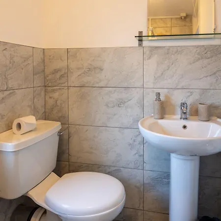 Contractor Base - 3br - Free Parking - Fast Wi-fi *
