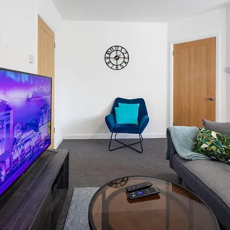 Contractor Base - 3br - Free Parking - Fast Wi-fi Апартаменти *