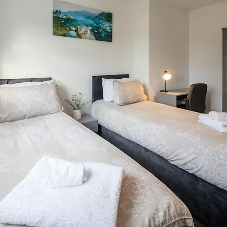 Contractor Base - 3br - Free Parking - Fast Wi-fi Апартаменты *